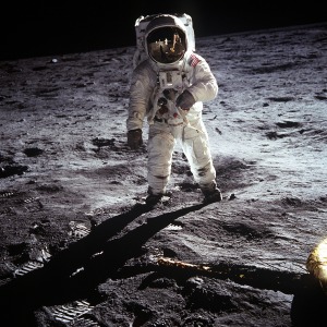 moon-landing-60582_1920